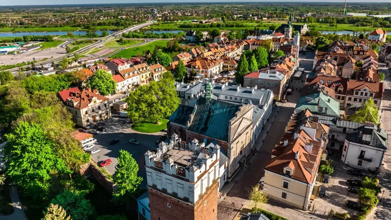Widok z lotu ptaka na Sandomierz, z dominującą Bramą Opatowską i Rynkiem. W tle rzeka i most.