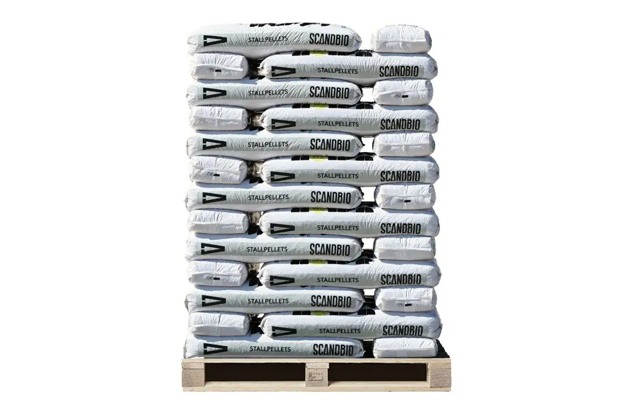 En pall med säckar av Stallpellets Scandbio. Undrar du vad kostar pellets? Här ser du staplade säckar.