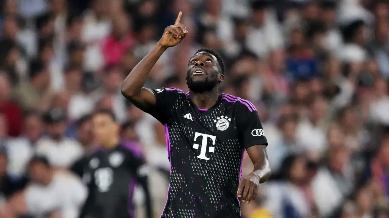 Alphonso Davies celebra un gol, con el dedo &iacute;ndice apuntando al cielo, vistiendo la camiseta del Bayern de M&uacute;nich.