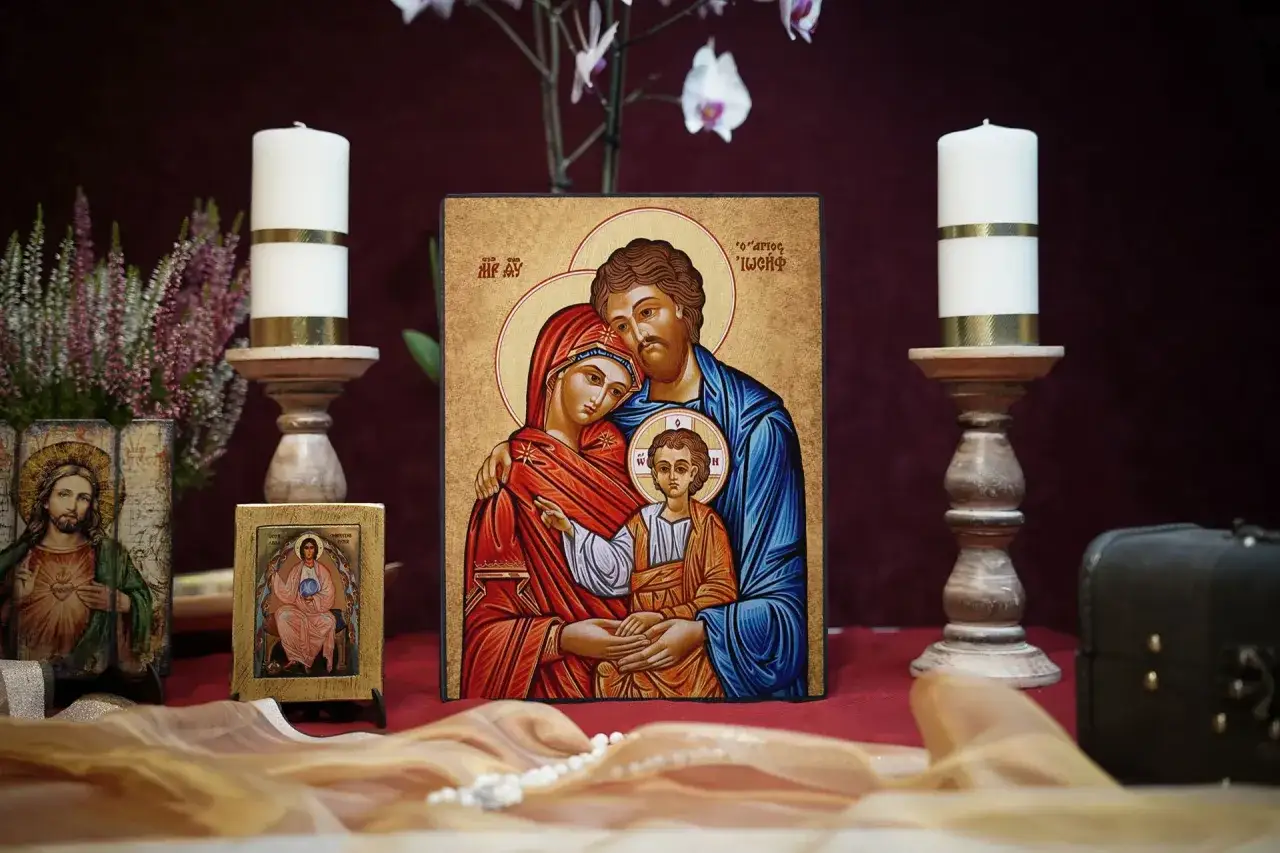 Ikona Świętej Rodziny, świece i kwiaty. Czy brak współżycia w małżeństwie jest grzechem?