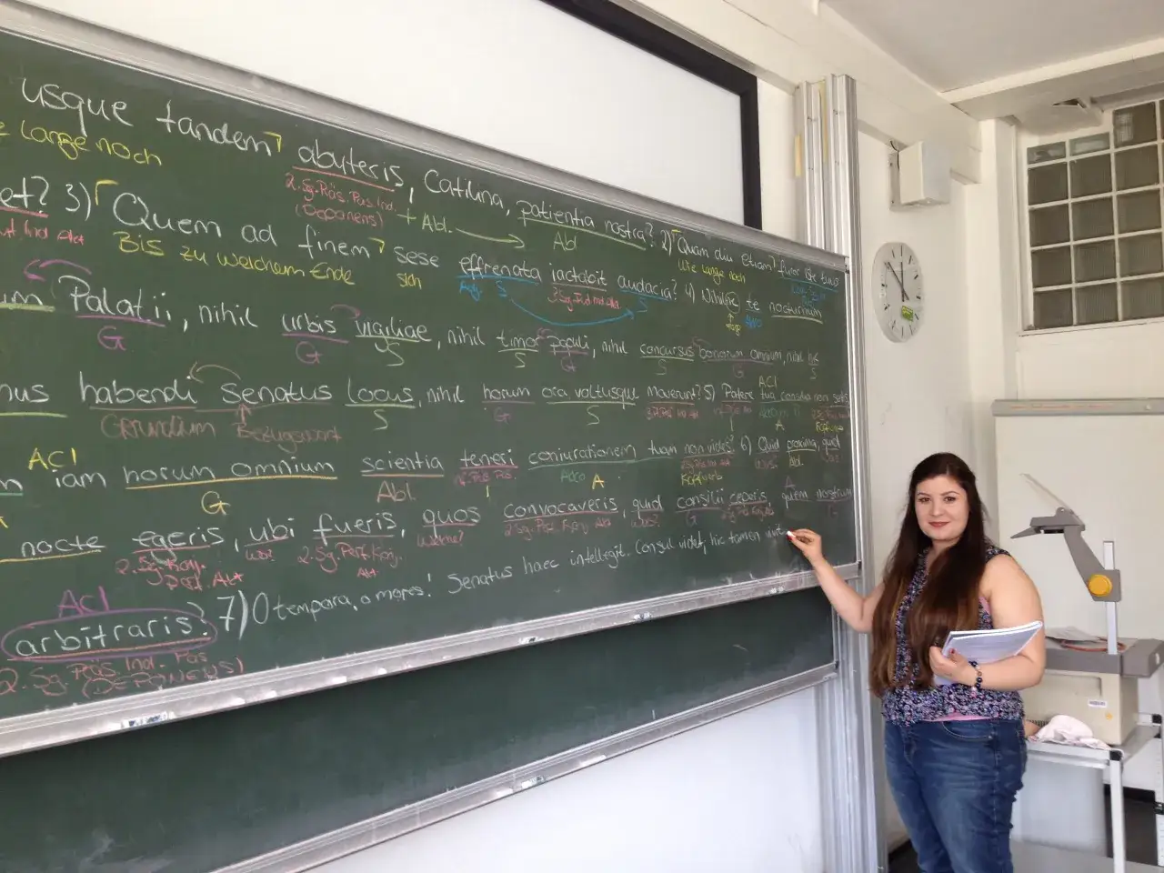 Frau erkl&auml;rt lateinische Grammatik an der Tafel. Ein spannendes latein Fernstudium!