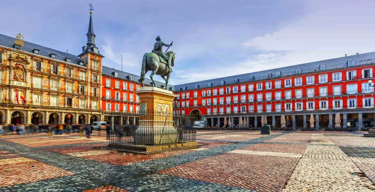 Plaza Mayor de Madrid con estatua ecuestre. Imagina un tren de Lleida a Madrid, llegando a esta plaza.