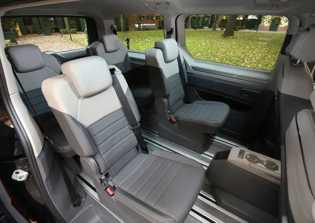 Geräumiger Innenraum eines Taxi XL mit bequemen Sitzen und viel Platz für Gepäck.