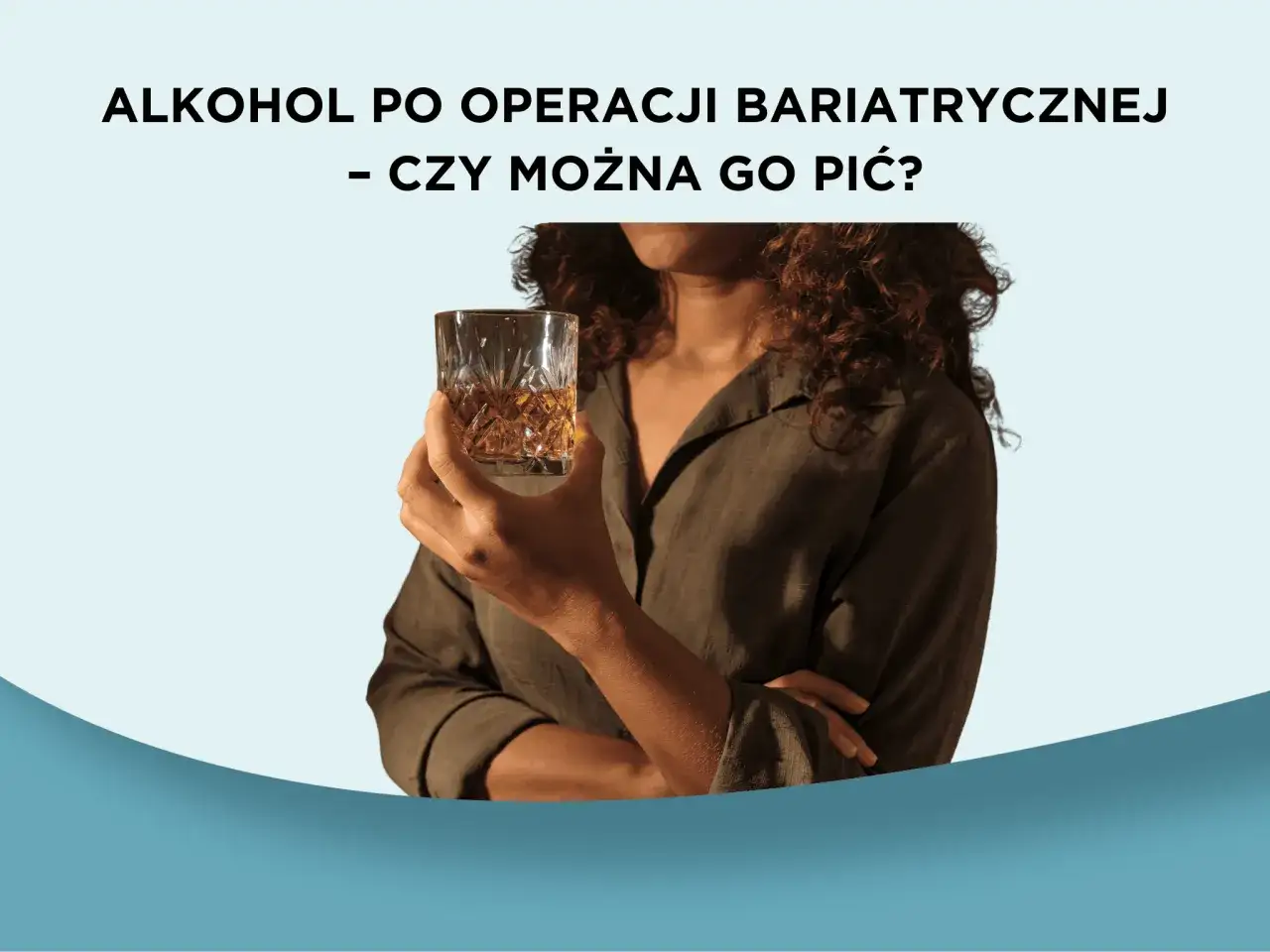 Kobieta trzyma szklankę z bursztynowym płynem, zastanawiając się, czy można pić alkohol po zabiegu chirurgicznym.