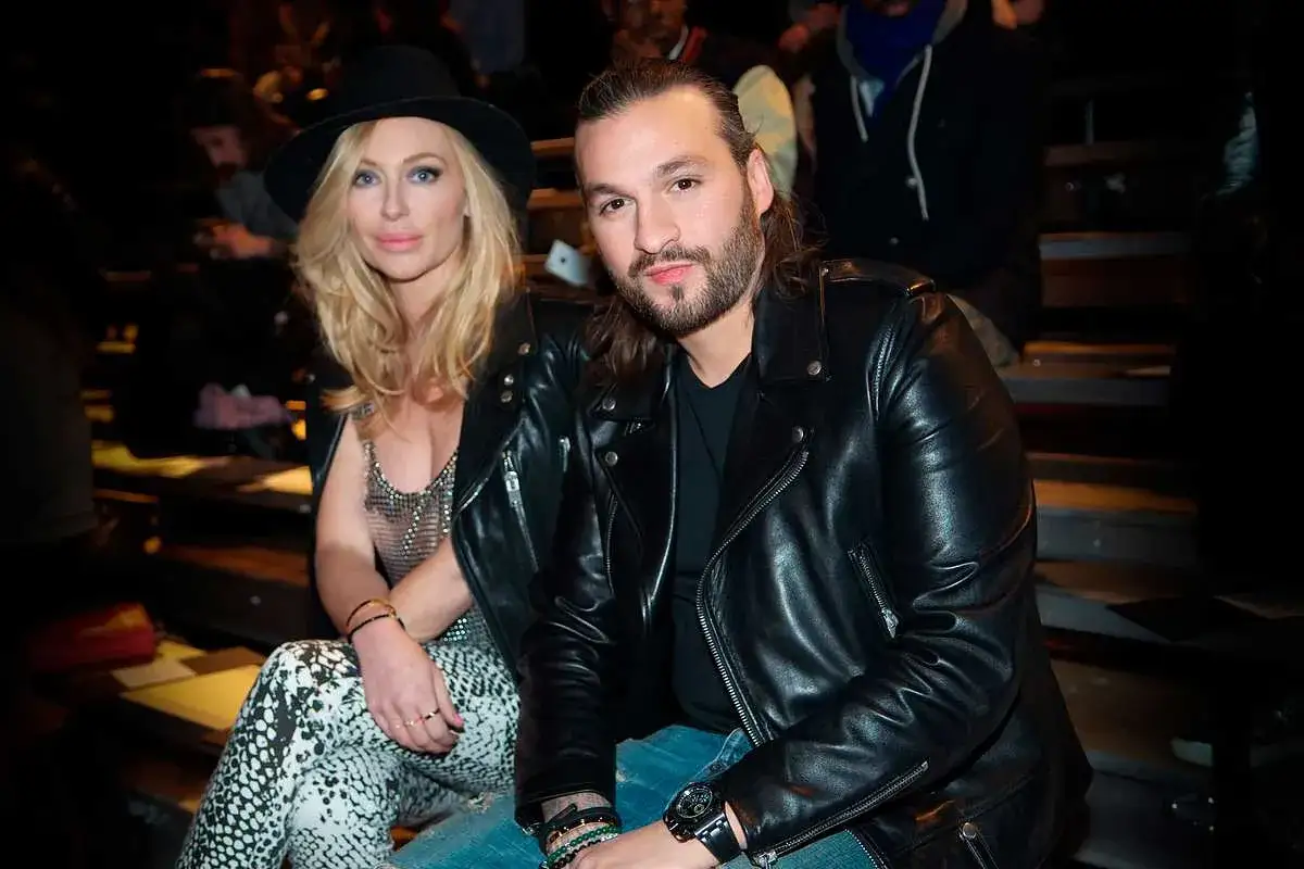 Steve Angello och hans fru, iklädda läderjackor, sitter bredvid varandra.
