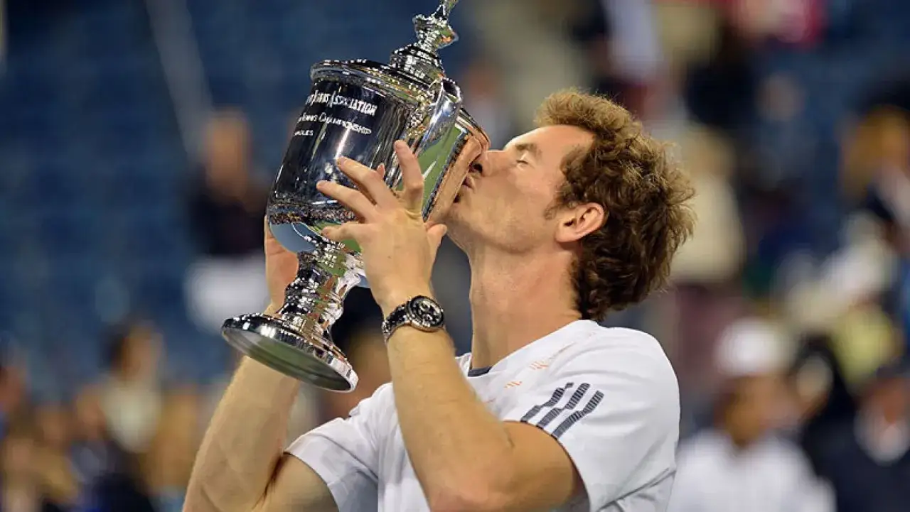 Andy Murray besa el trofeo, un momento cumbre de su palmar&eacute;s.