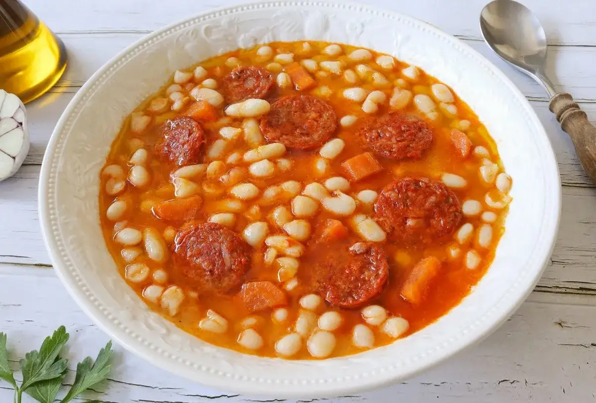 Un plato humeante de alubias con chorizo, zanahoria y un toque de perejil. ¡Un clásico reconfortante!