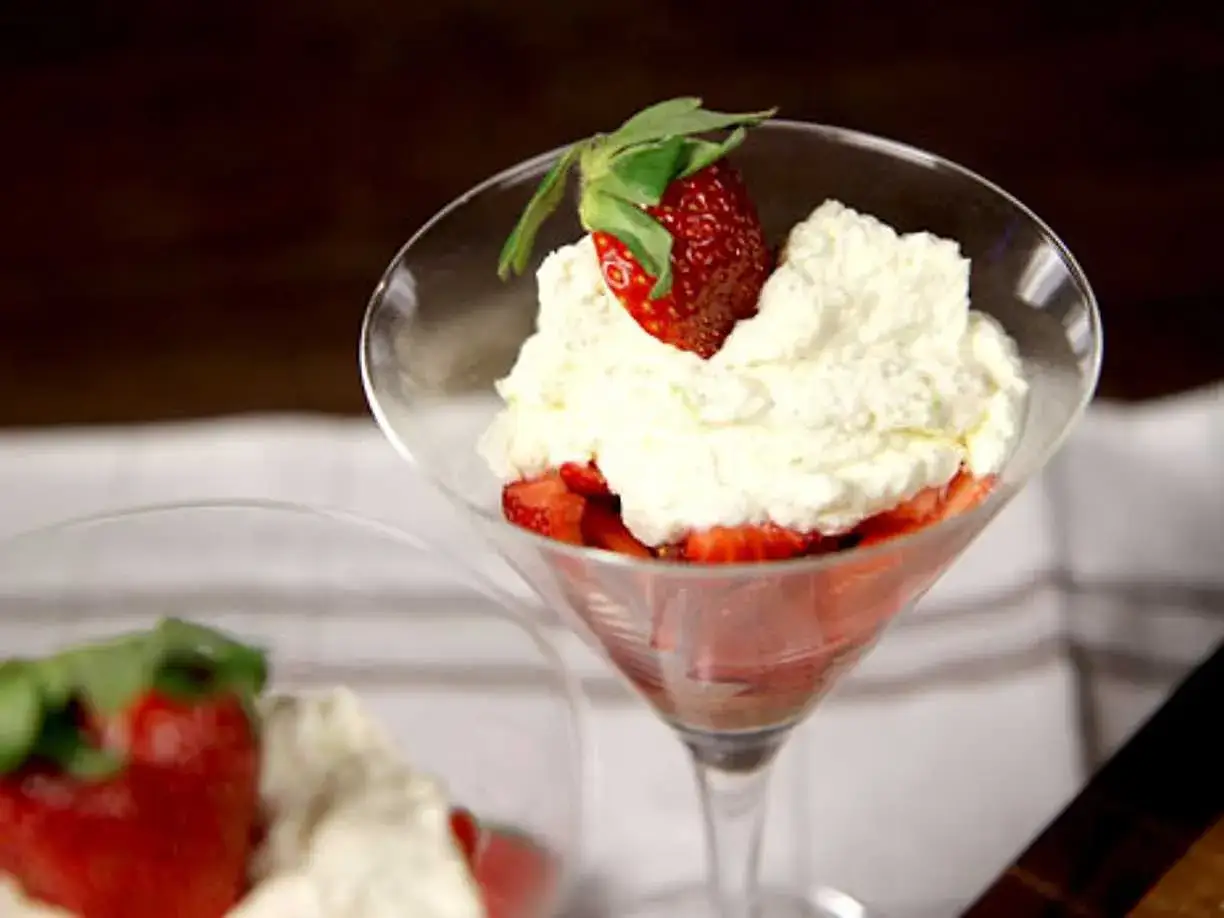 En elegant dessert med f&auml;rska jordgubbar och fluffig mascarpone i ett martiniglas. En perfekt avslutning p&aring; en m&aring;ltid.