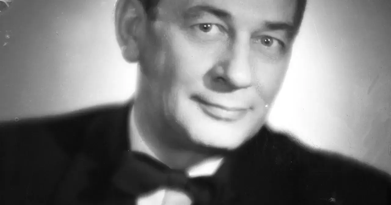 Portret Mieczysława Fogga w eleganckim stroju. Czy to jego podwójne życie, czy tylko uśmiech artysty?