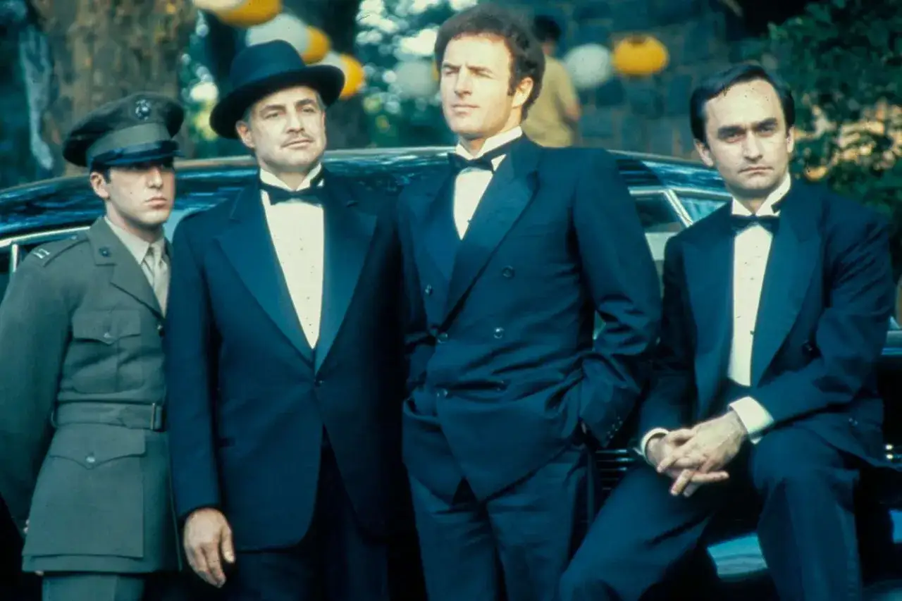 Ojciec chrzestny obsada: Marlon Brando, James Caan, Robert Duvall i Al Pacino w eleganckich strojach.