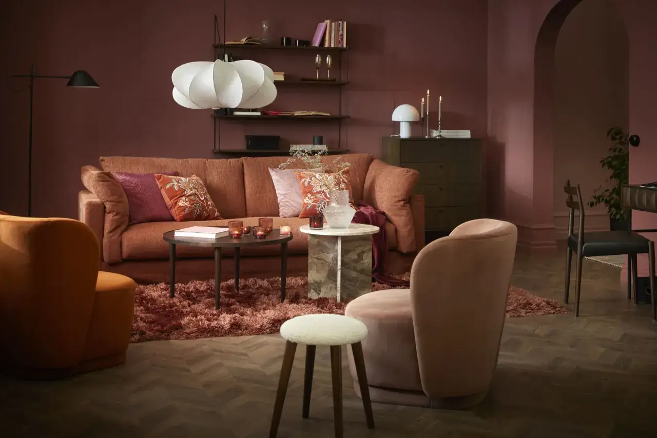 Mysig soffgrupp med orange soffa, sammetsf&aring;t&ouml;ljer och dekorativa kuddar. Perfekt f&ouml;r diy inredning med varma f&auml;rger och mjuka textilier.