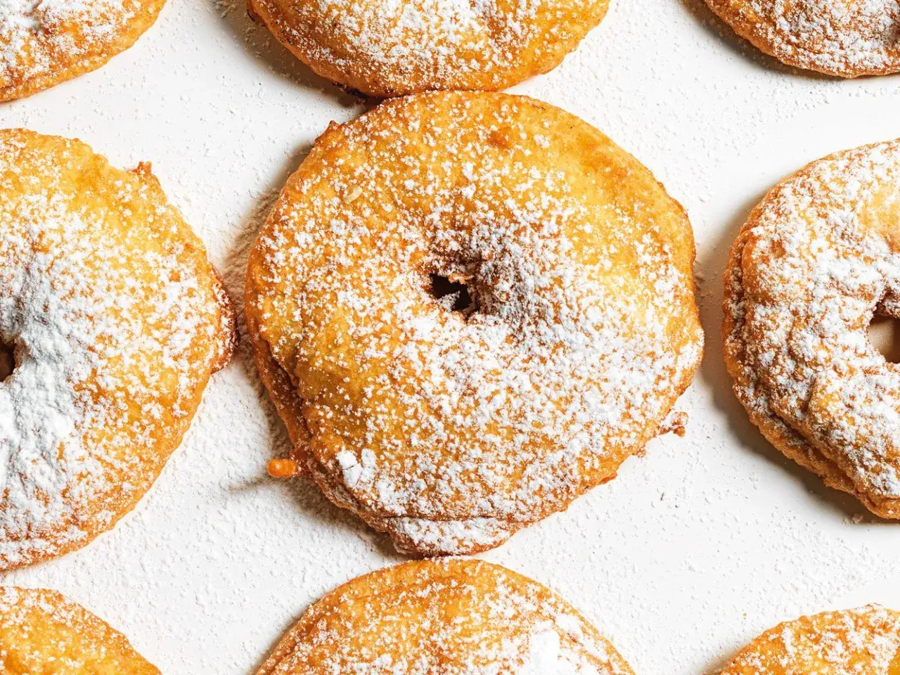 Frittelle di mele dorate e zuccherate, un dolce invitante e profumato, perfetto per ogni occasione.