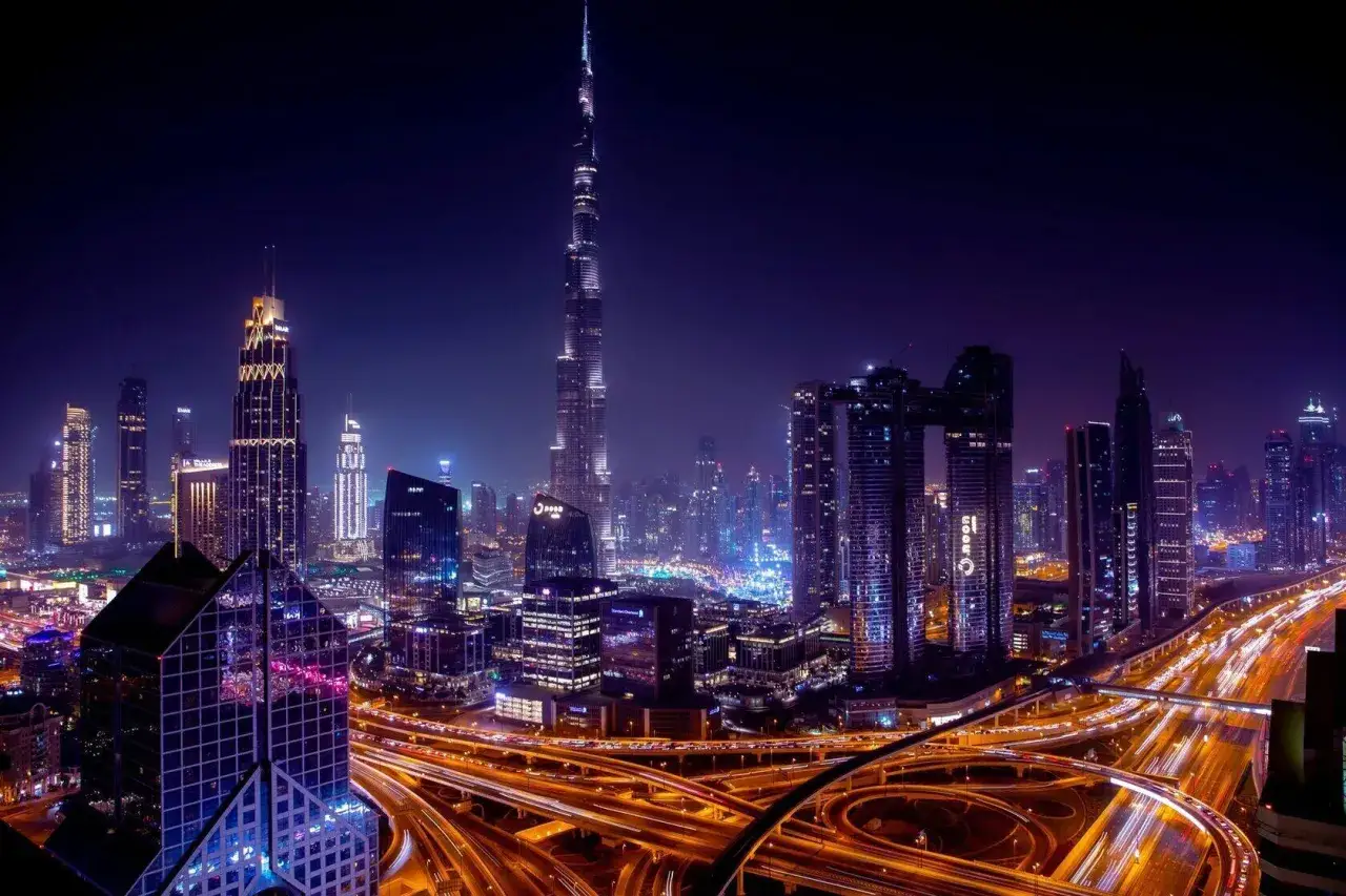 Nocny krajobraz Dubaju z wieżowcami i autostradami. Może to być odpowiedź na pytanie, dlaczego polskie gwiazdy masowo przeprowadzają się do Dubaju i Hiszpanii.