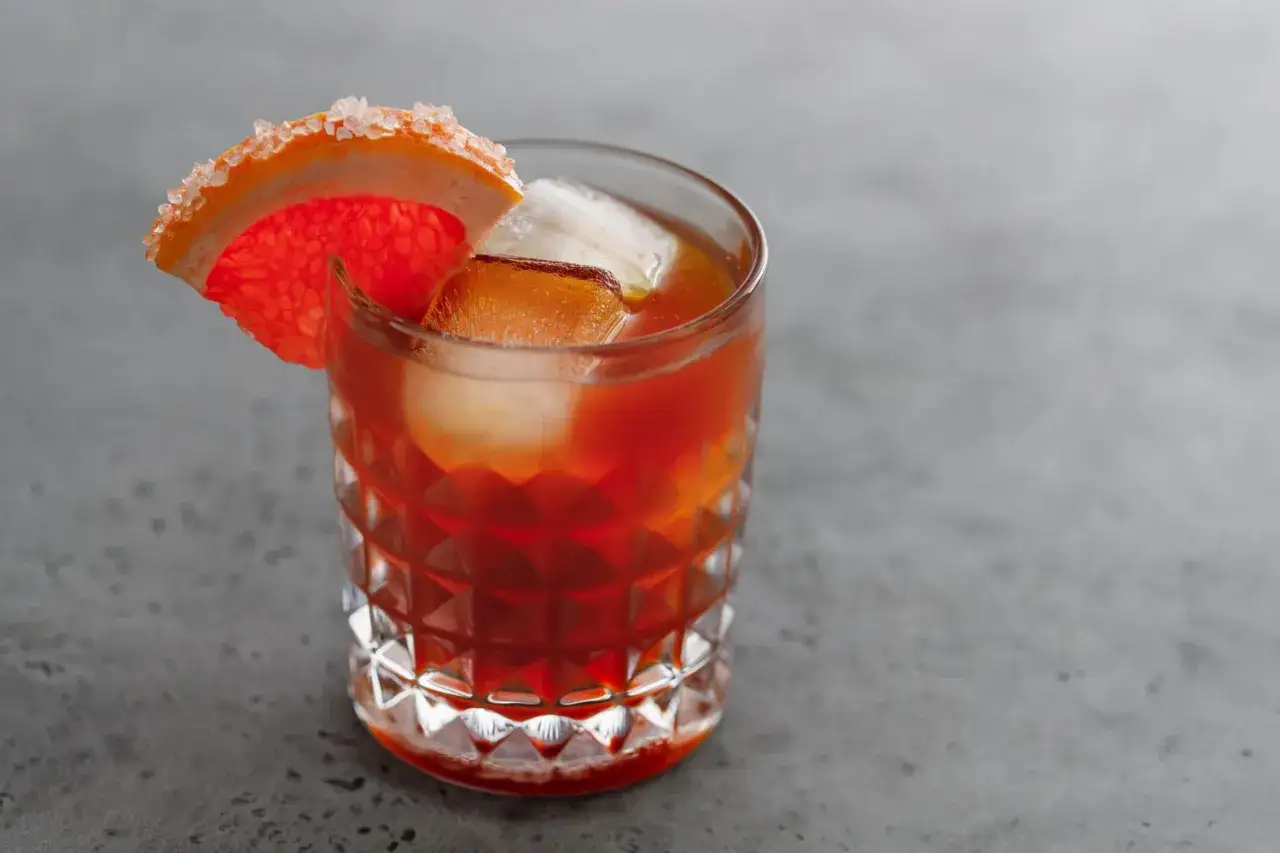 Orzeźwiający drink z jagermeisterem, lodem i plasterkiem grejpfruta z cukrową crustą.