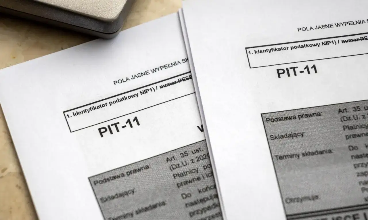 Dwa dokumenty PIT-11, formularze podatkowe, leżą obok siebie.