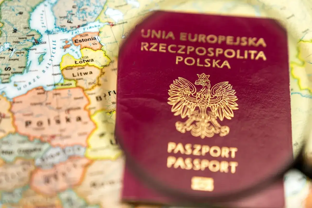 Polski paszport na tle mapy Europy. Planujesz podróż? Sprawdź, czy do Anglii potrzebny jest paszport.