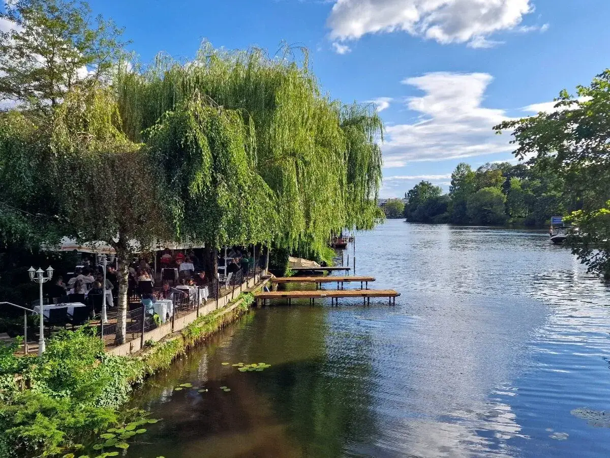 Letnia kawiarnia nad rzeką w Berlinie, pod płaczącymi wierzbami. Nietypowe atrakcje miasta, idealne na relaks.