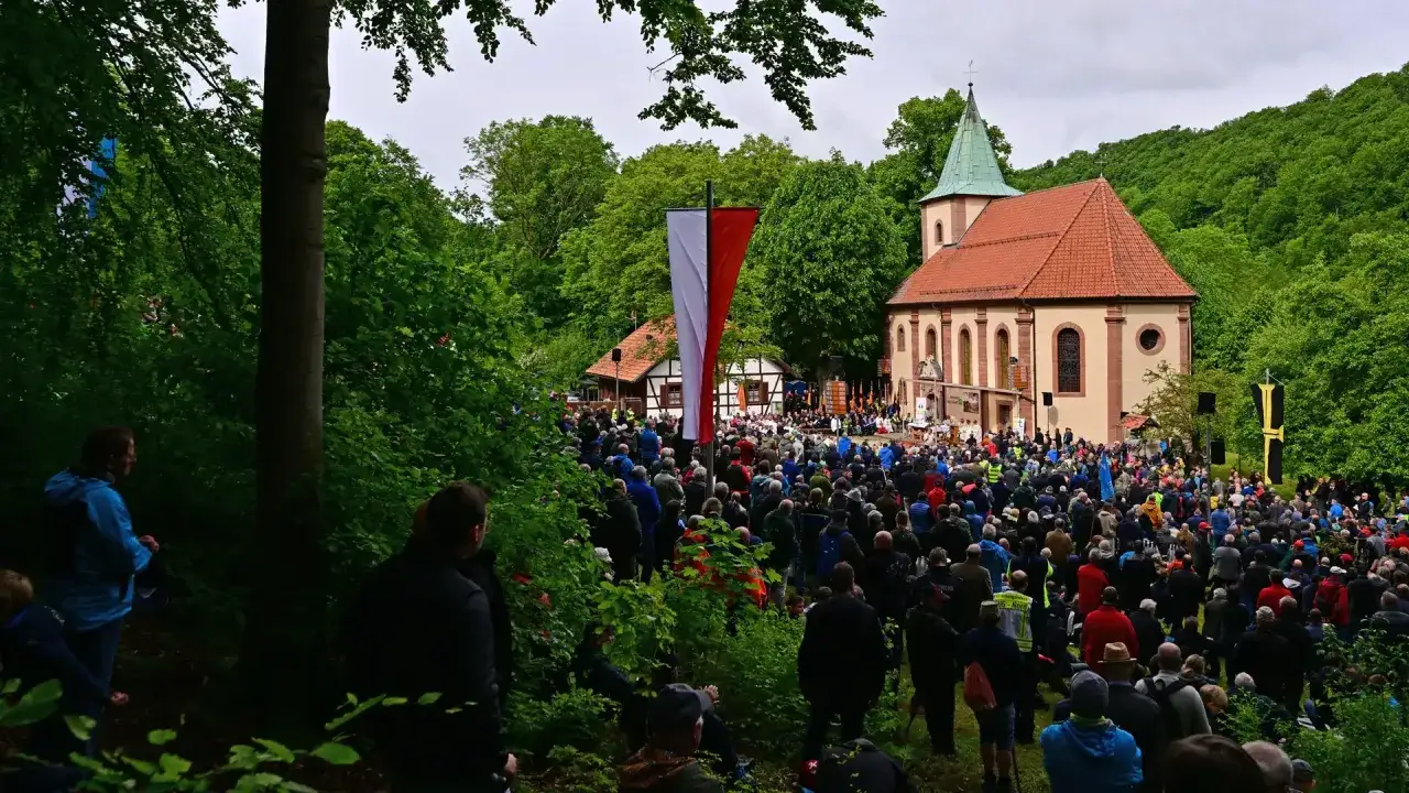 Große Menschenmenge vor einer Kirche, feiert Ostern, Himmelfahrt und Pfingsten.