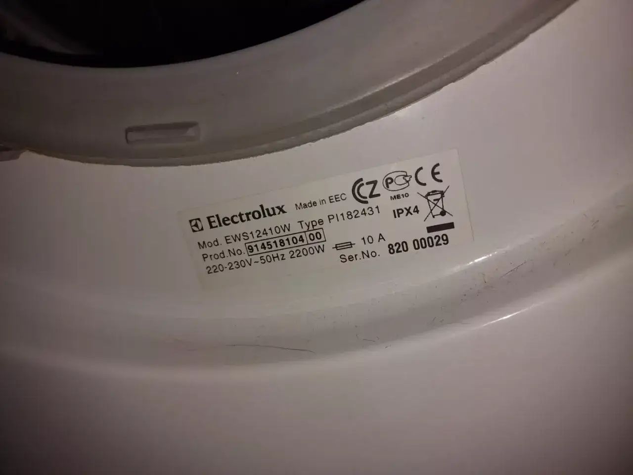 Naklejka na pralce Electrolux EWS12410W z numerem seryjnym 820 00029. Pojawił się błąd E40.