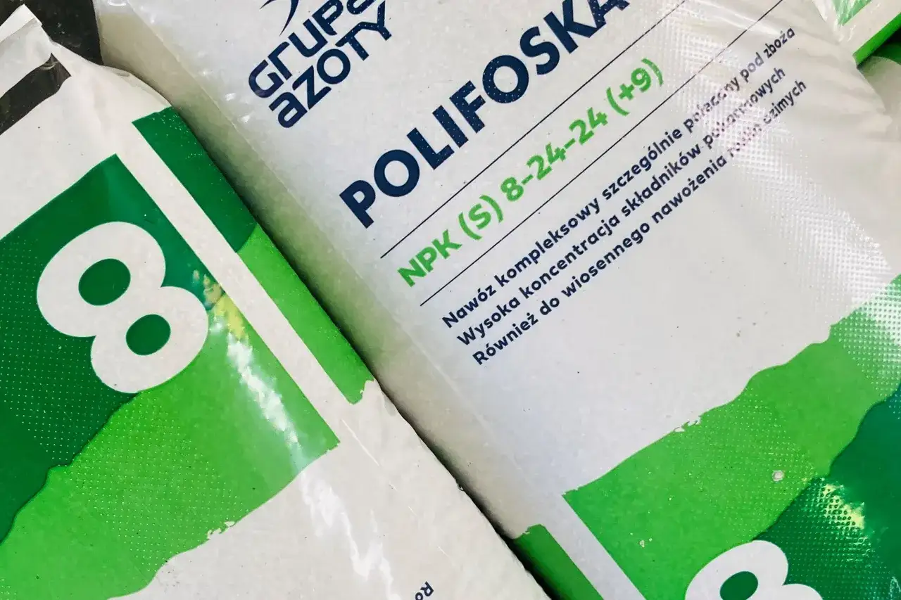 Worki z nawozami wieloskładnikowymi POLIFOSKA NPK (S) 8-24-24 (+9) od Grupy Azoty, idealne do wiosennego nawożenia zbóż.