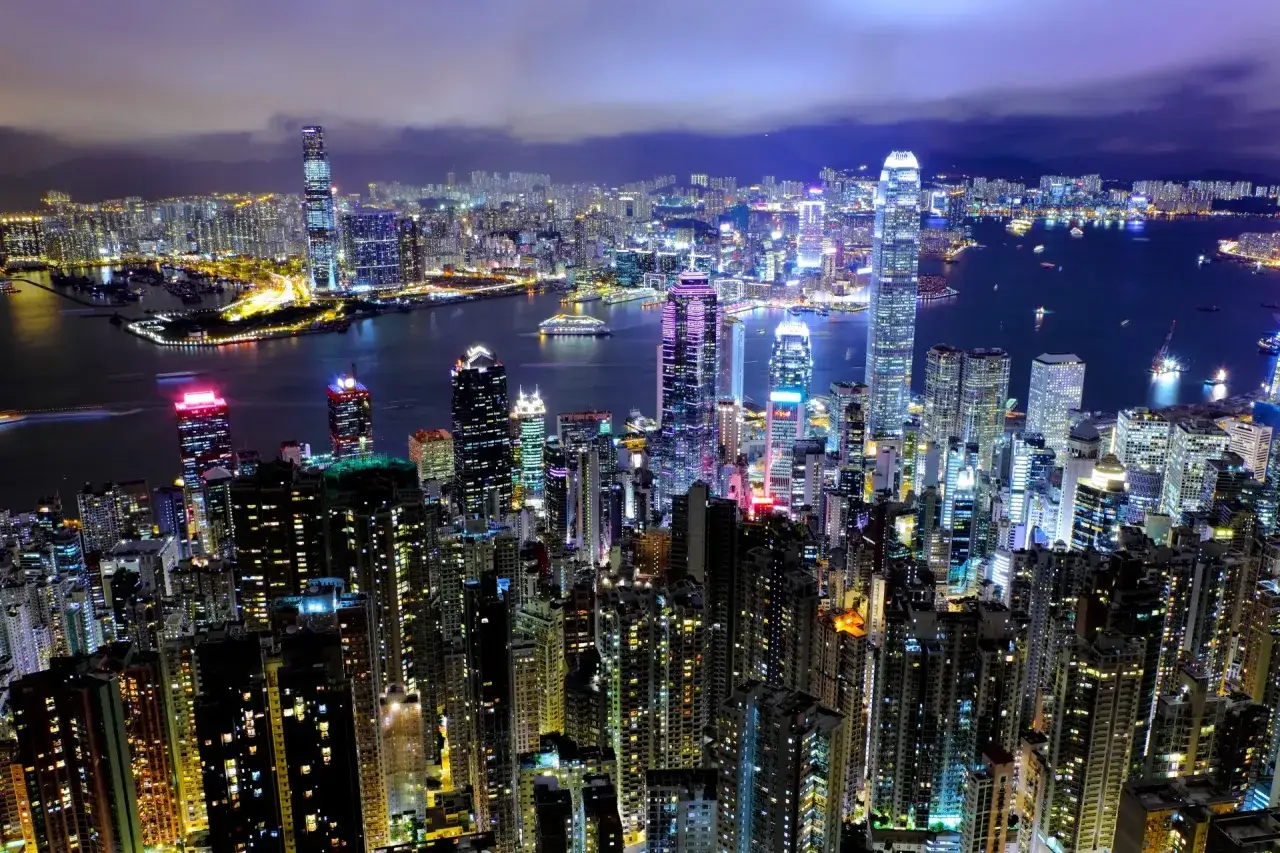 Nocny widok na rozświetlone drapacze chmur. Czy hong kong to miasto czy państwo? Ta metropolia, pełna neonów i życia, zachwyca.