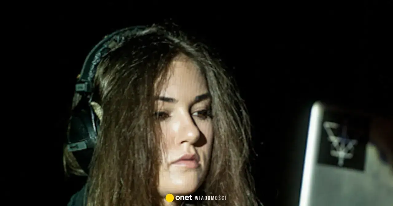 Sasha Grey w Polsce, w słuchawkach, skupiona na pracy.