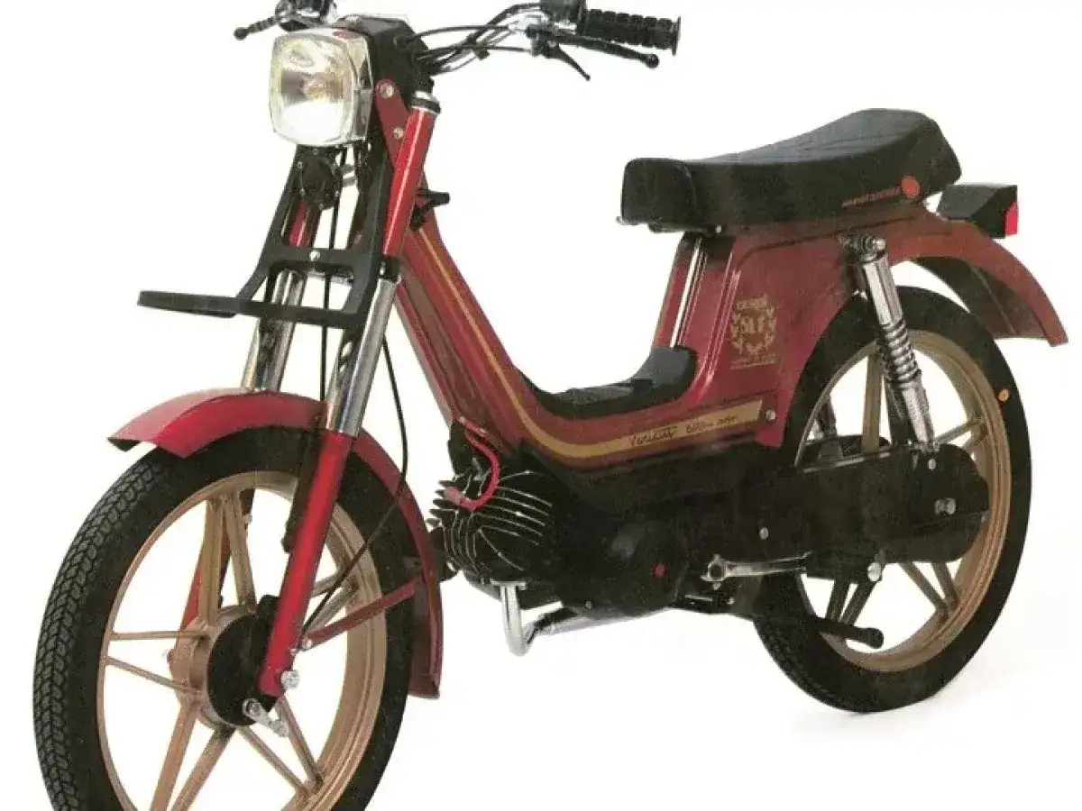 Moped Derbi Variant rojo, con detalles dorados y asiento negro. Un cl&aacute;sico entre los derbi variant modelos.