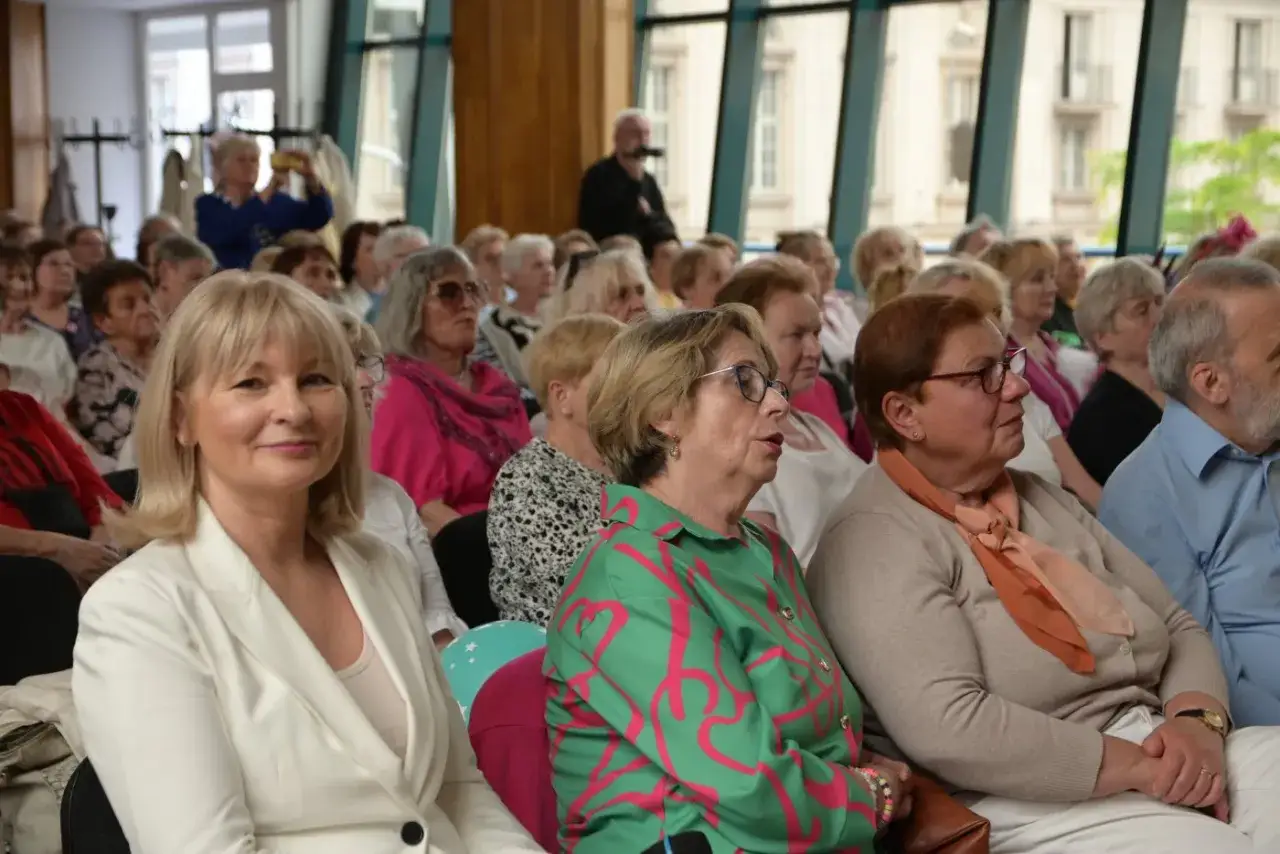 Seniorzy na wykładzie uniwersytetu trzeciego wieku