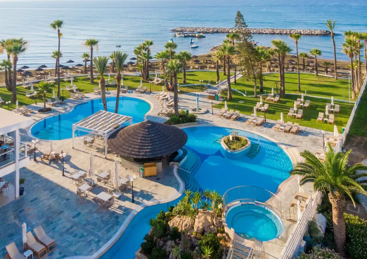 Luksusowy hotel z basenami i palmami, idealny na wakacje w Protaras.