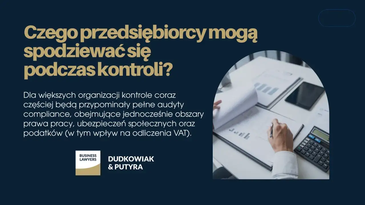 Ręce przeglądające dokumenty, kalkulator i tablet na biurku. Temat: weryfikacja kontrahenta i kontrole w firmach.