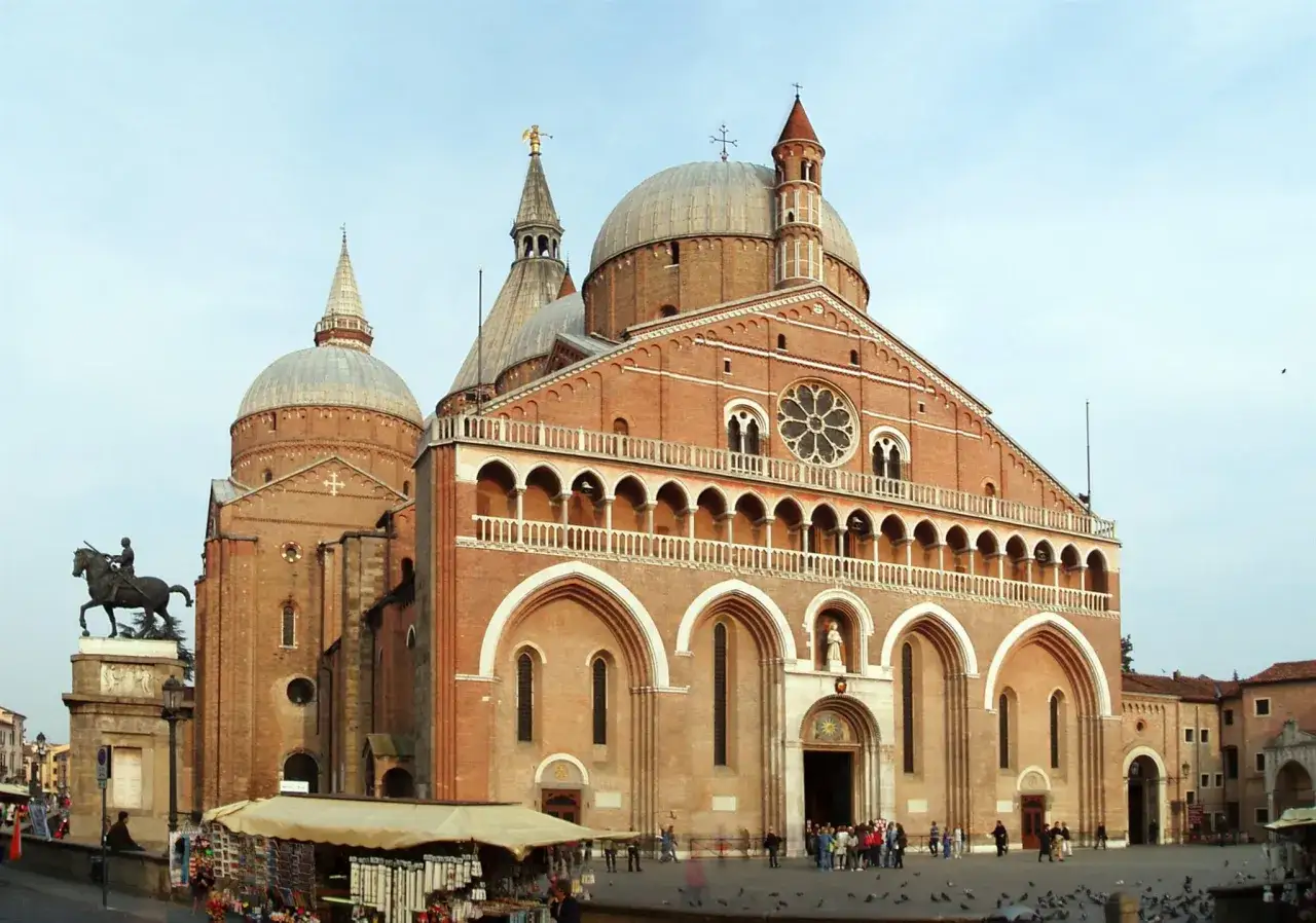 Basilica di Sant'Antonio, un must per cosa vedere a Padova in un giorno. La piazza antistante con il monumento equestre è suggestiva.
