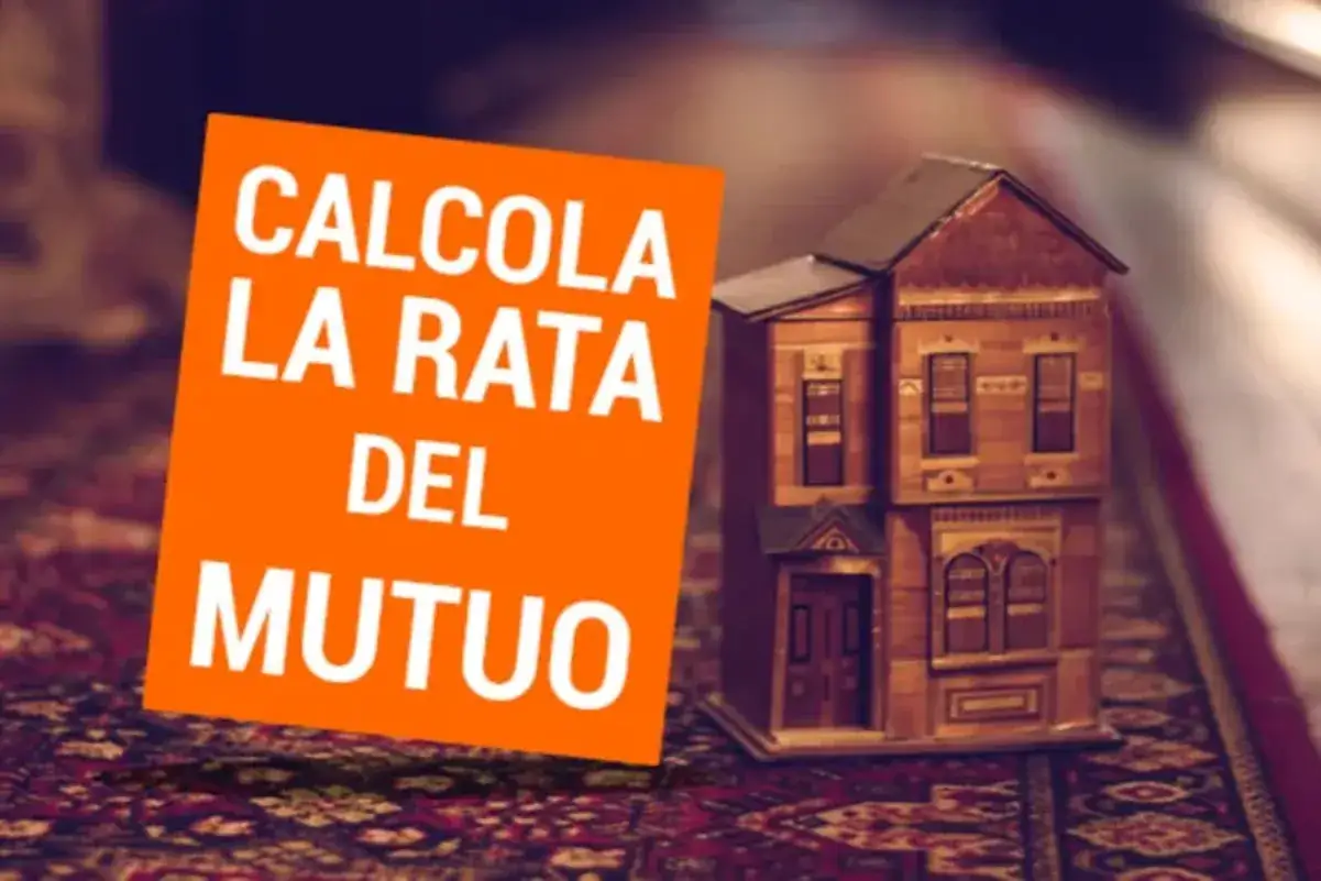 Calcola la rata del mutuo: una casetta di legno e un cartello arancione invitano a pianificare il tuo futuro.