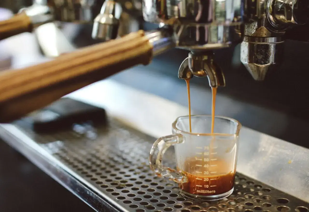 Espresso leje się do szklanki. Czy ekspres do kawy pobiera dużo prądu? To pytanie zadaje sobie wielu miłośnik&oacute;w kawy.
