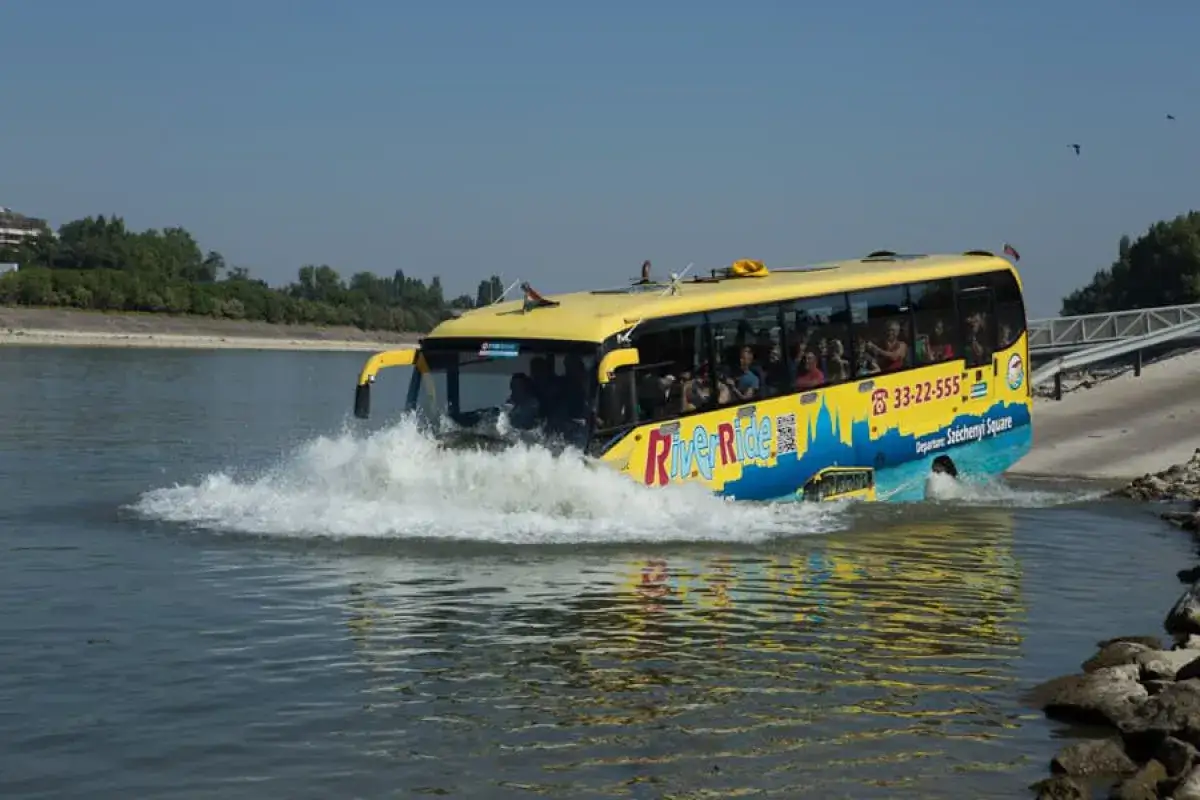 Żółty autobus River Ride wjeżdża do Dunaju w Budapeszcie. Czy w Budapeszcie jest drogo? Ta atrakcja to świetna zabawa!