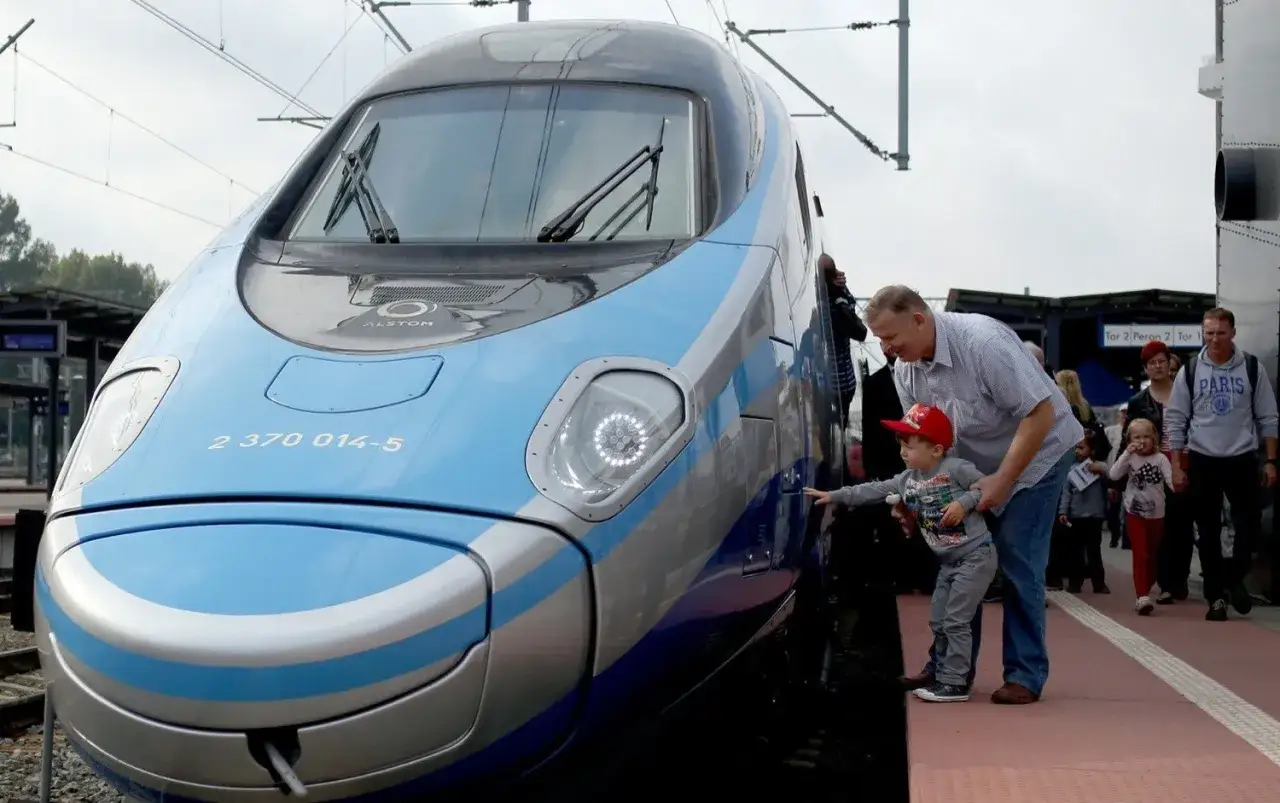 Chłopiec z dziadkiem podziwia Pendolino Gdańsk Warszawa.