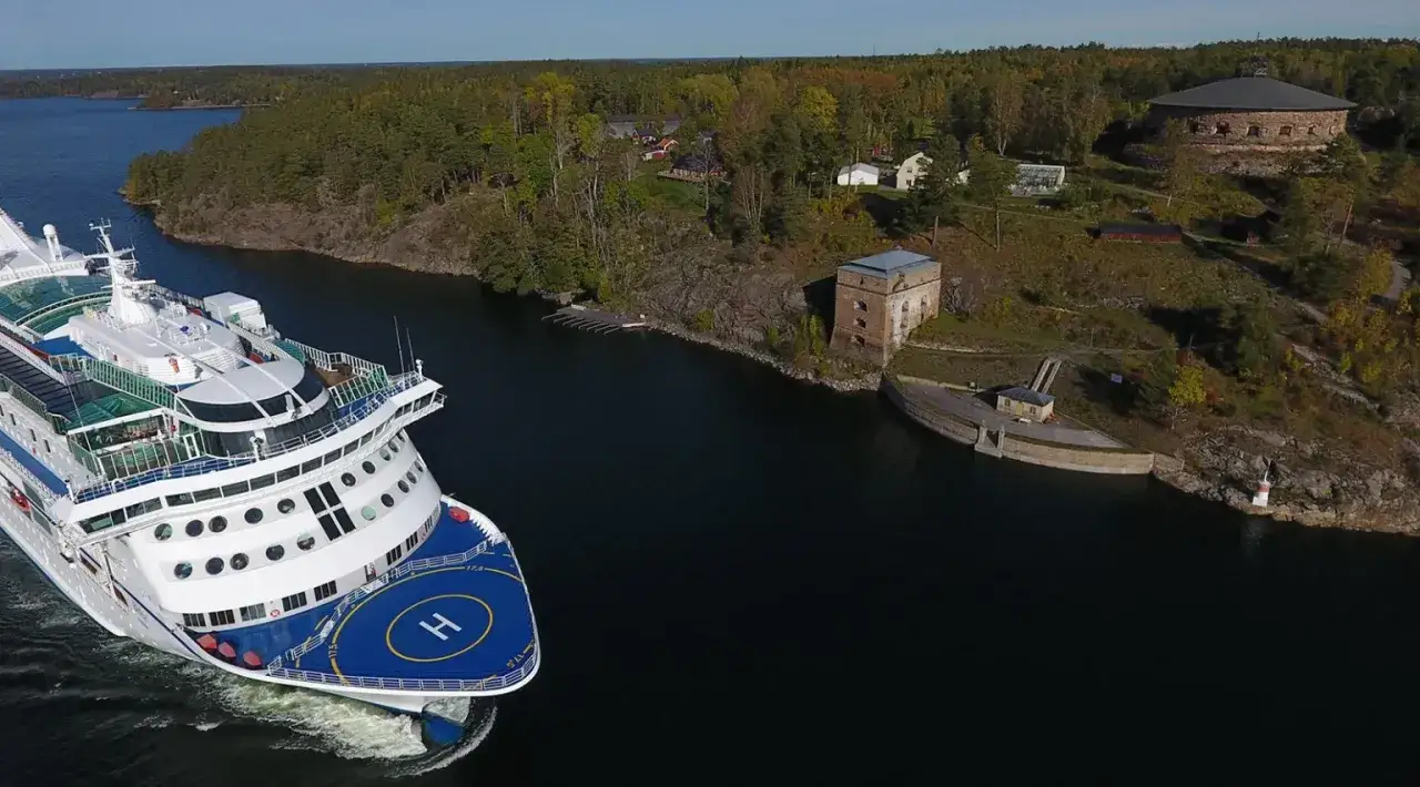 F&auml;rja passerar Fredriksborgs hotell och f&auml;stning i Stockholms sk&auml;rg&aring;rd.