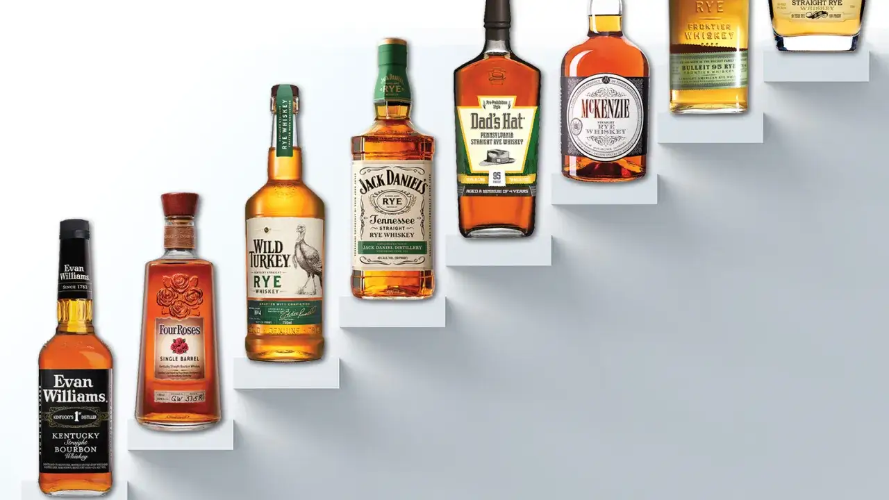 Verschiedene Whiskey-Sorten wie Evan Williams, Four Roses, Wild Turkey, Jack Daniel's, Dad's Hat, McKenzie und Bulleit auf wei&szlig;en Stufen.