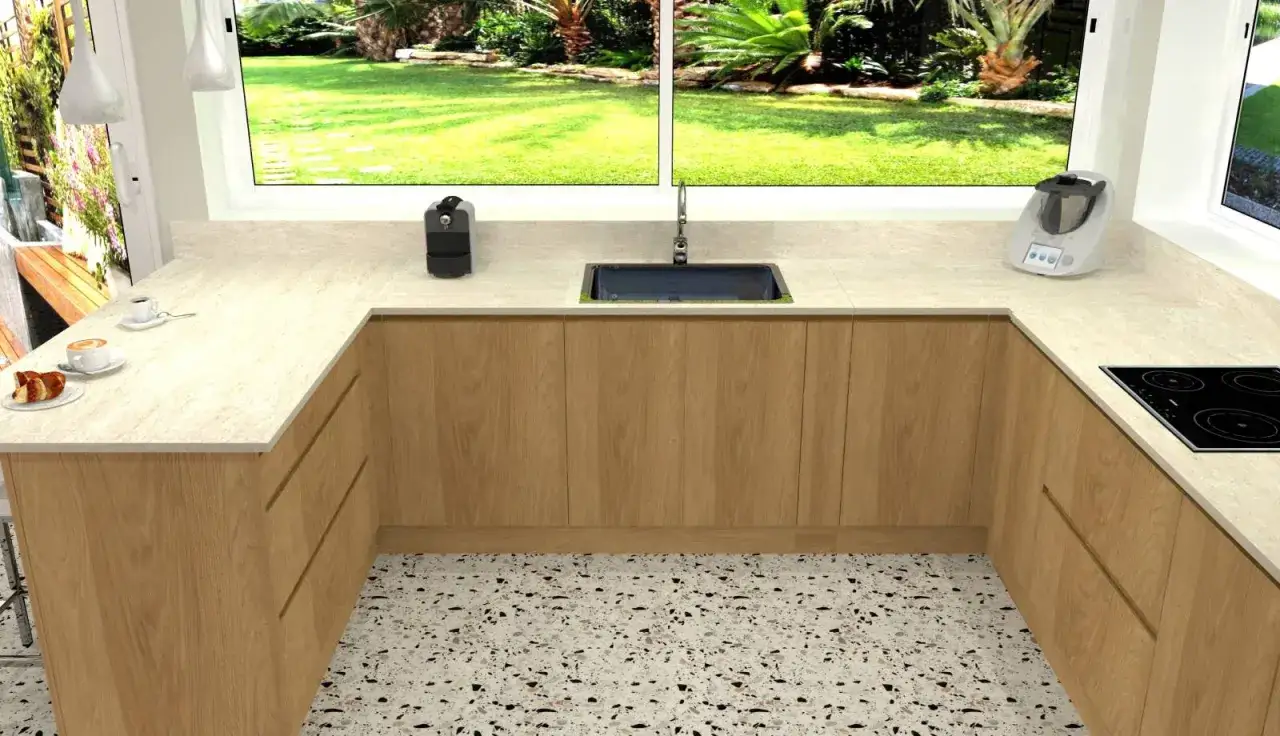 Une cuisine moderne en 3D avec des placards en bois clair, un plan de travail en pierre, un &eacute;vier, une plaque de cuisson et une vue sur un jardin verdoyant.