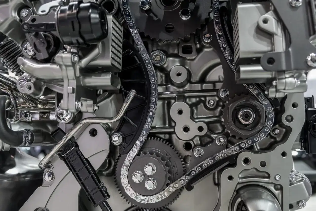 Dettaglio di un motore con ingranaggi e catena di distribuzione. La catena di distribuzione non si cambia, è un elemento cruciale per il funzionamento del motore.