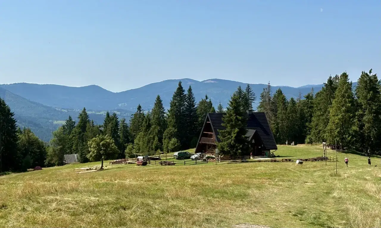 Schronisko Oźna w Beskidach, otoczone lasem i górami, zaprasza na odpoczynek.