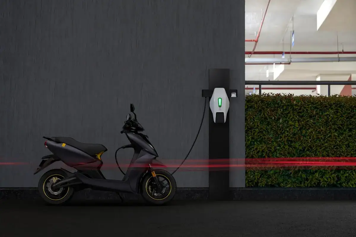 Scooter el&eacute;ctrico cargando. Un ejemplo de las modernas marcas de scooters que apuestan por la sostenibilidad y la tecnolog&iacute;a.
