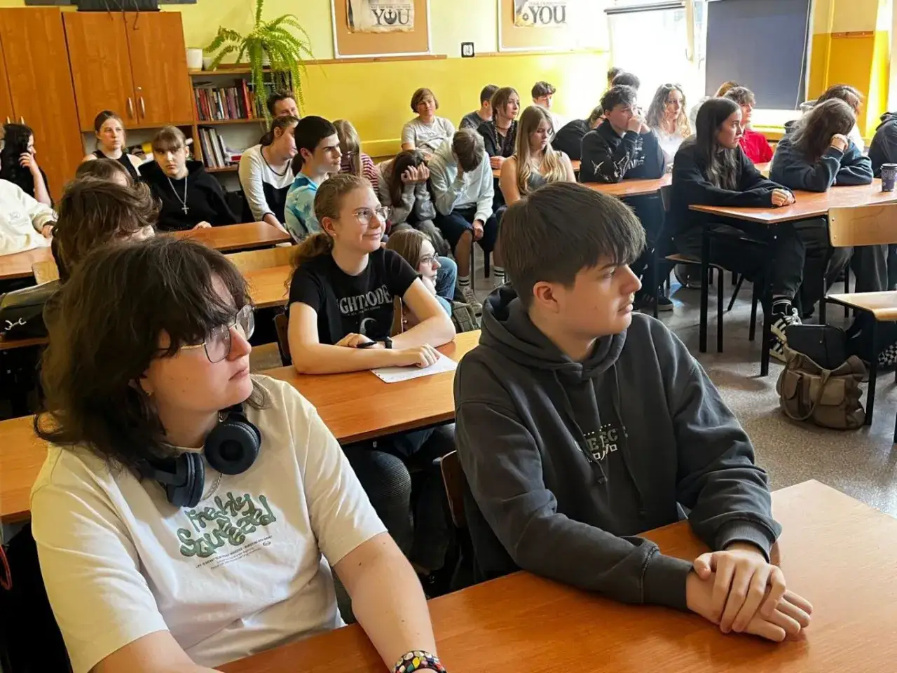 Uczniowie słuchają lekcji. To dobry przykład, jak wygląda reportaż z życia szkoły.