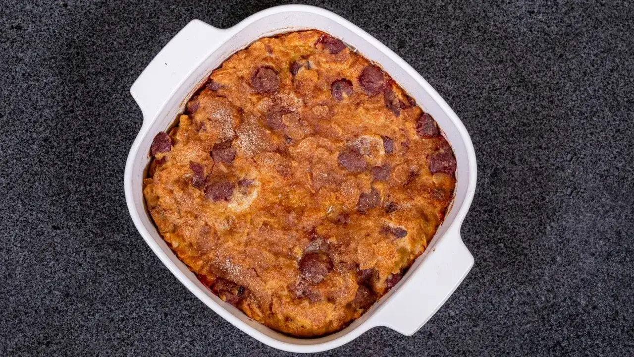 Ein goldbraun gebackener Kirschenmichel im Auflaufform. Das Kirschenmichel Rezept ist ein Genuss!