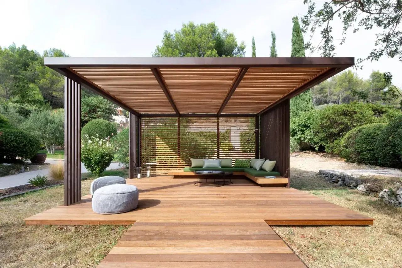 Une pergola moderne avec salon ext&eacute;rieur, id&eacute;ale pour installer un espace d&eacute;tente.