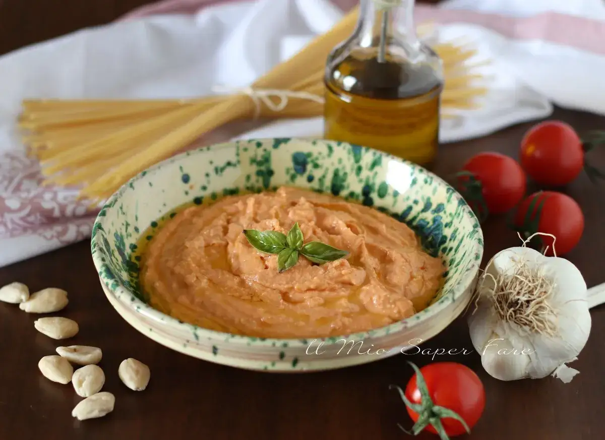 Pesto alla siciliana cremoso, pronto per condire la pasta. Ingredienti freschi: pomodori, aglio, mandorle e basilico.