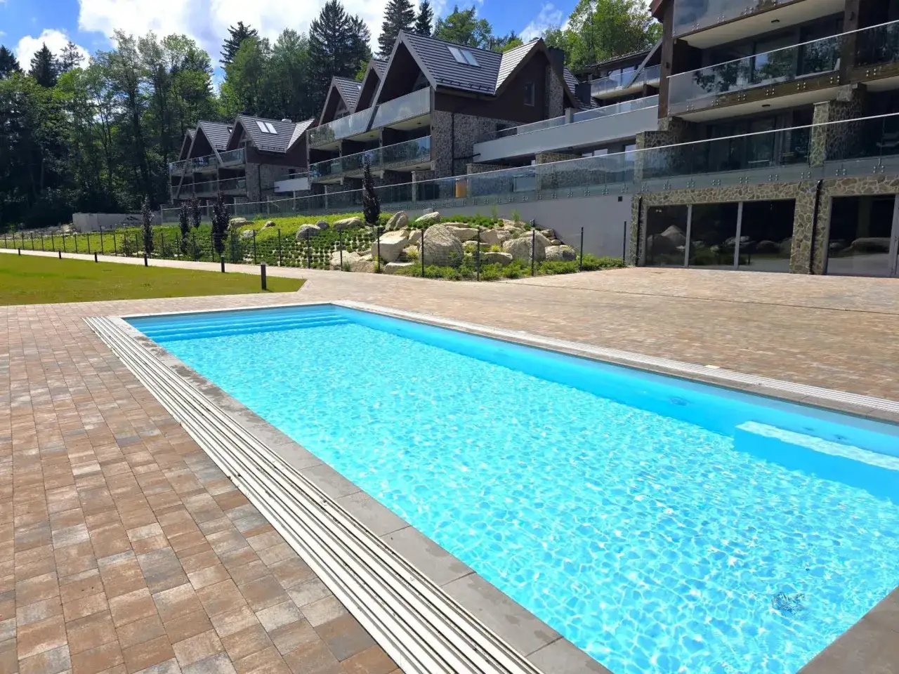 Basen przy apartamentach w Szklarskiej Porębie. Sprawdź nasz granit szklarska poręba cennik.