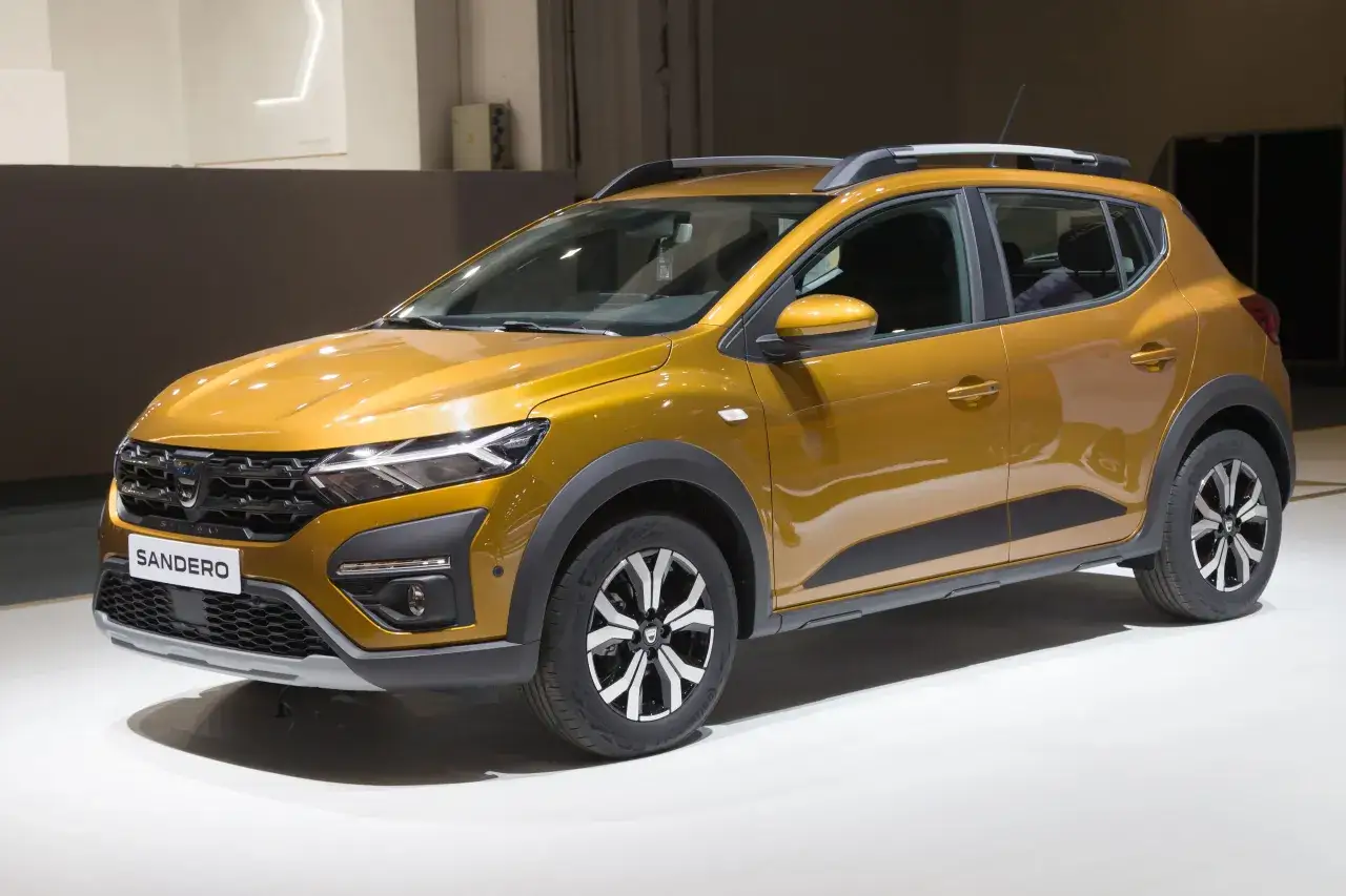 Dacia Sandero en color dorado, un coche práctico y económico, ideal para quienes buscan coches baratos de mantener.