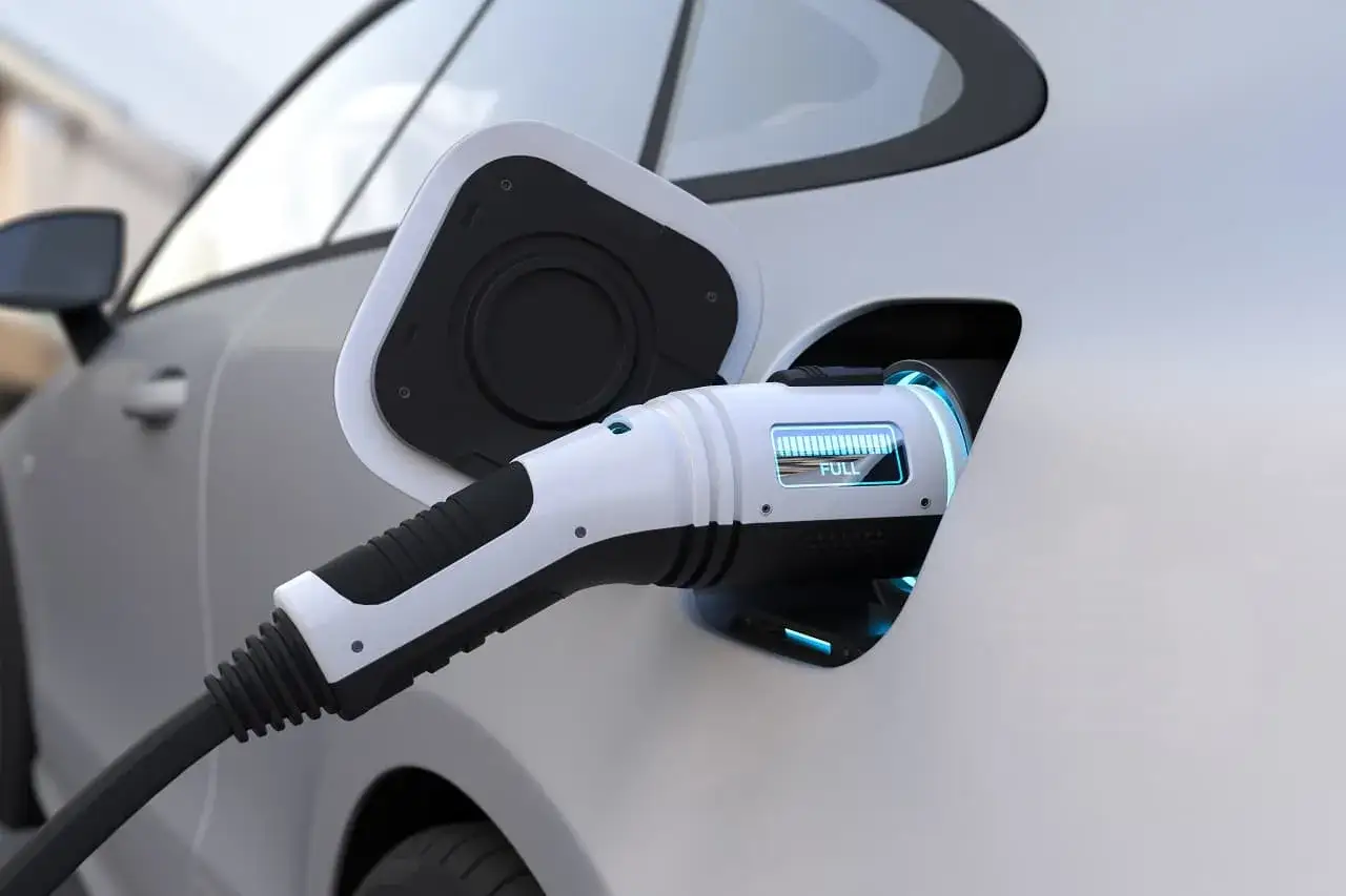 ładowanie samochodu elektrycznego w domu