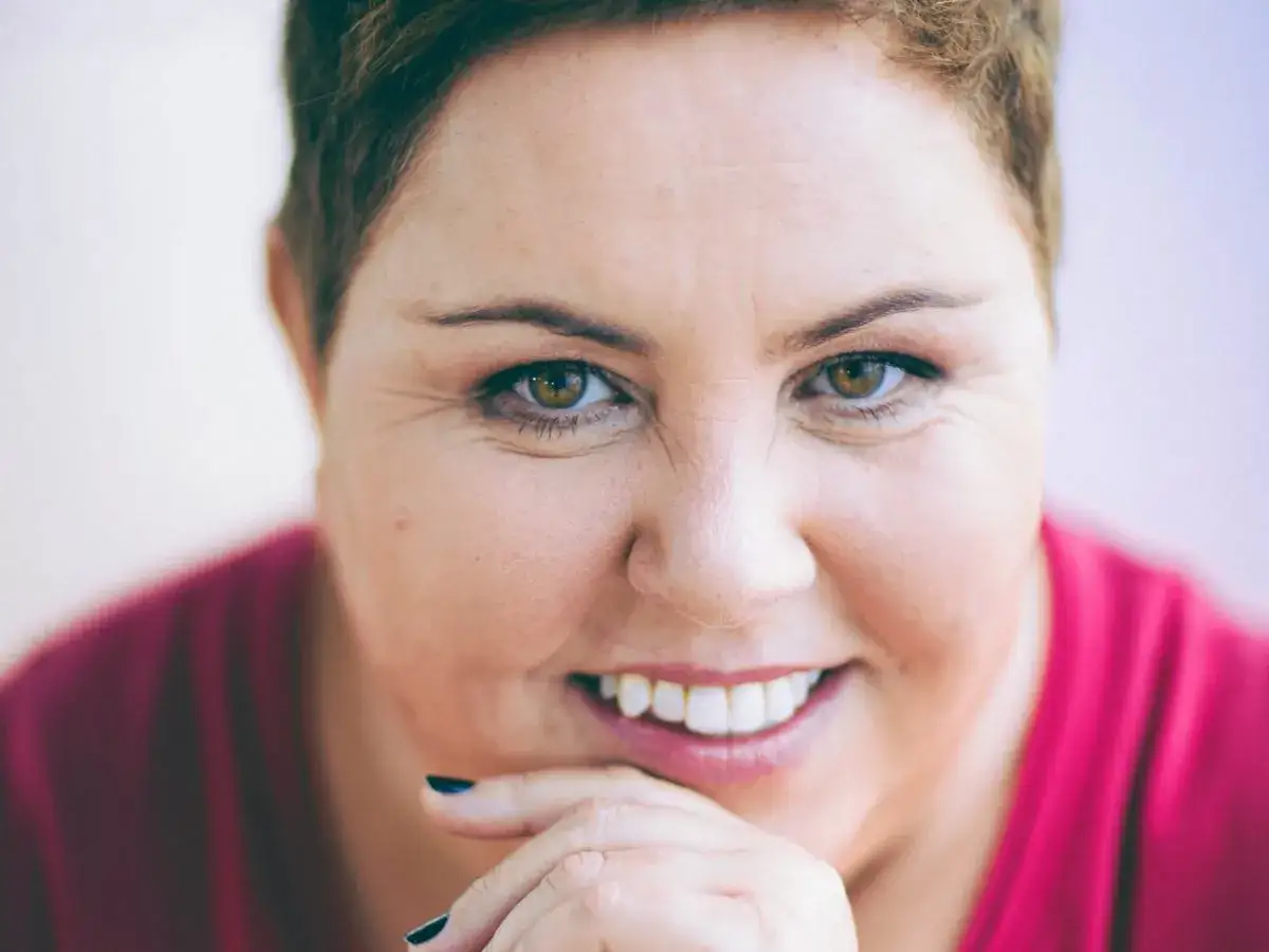 Uśmiechnięta Dorota Wellman, której wykształcenie pozwoliło jej na osiągnięcie sukcesu w mediach.