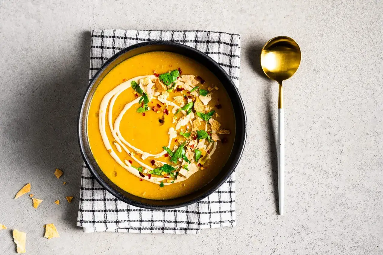 Eine cremige Mangoldsuppe, arabisch inspiriert, mit Tahini-Swirl, Kr&auml;utern und knusprigen Toppings.
